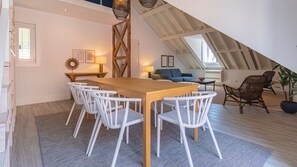 The dining area has all the space you'll ever need for your meals with friends or family #friends #family #dinner #portugal #pt #lisbon