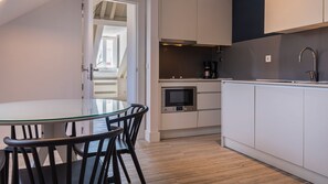 The fully equipped kitchen provides a smaller table for a quiet breakfast #cooking #clean #portugal #pt #lisbon