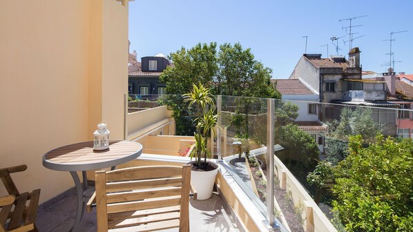 This sunny balcony is the perfect spot for an outdoor meal or a cup of wine #sunny #perfectview #portugal #pt #lisbon