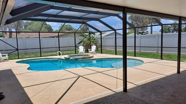 Huge Screened Private Pool and Spa