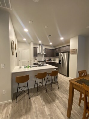 Breakfast bar and kitchen 