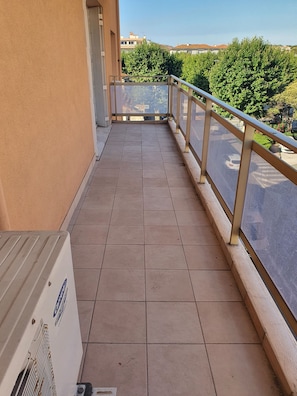 balcon avec table et chaises neuves achetées en juillet 2022