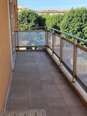 Balcon : Plage et Casino (jeux) au bout de la rue à 500 mètres