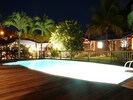 Espace piscine illuminé des gites Lamatéliane, à Capesterre en Guadeloupe