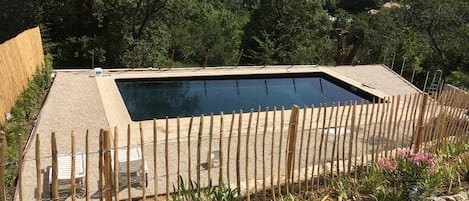 Espace piscine sécurisé avec sa grande piscine privée et  sa plage transat.