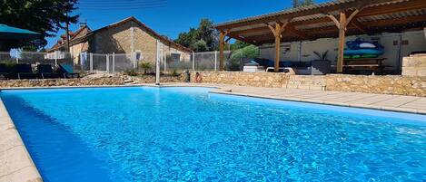 gîte paisible avec piscine vue panoramique sur les vignobles