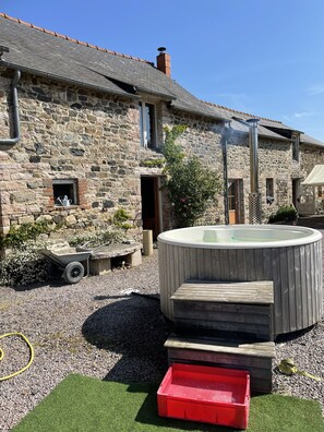 Outdoor spa tub
