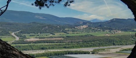 Vue des rochers les Pénitents sur la vallée de la Durance