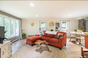 Enjoy the forest views of relax in front of the TV - Netflix, Prime, HBO, Hulu