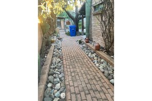 Pathway arriving to casacozy