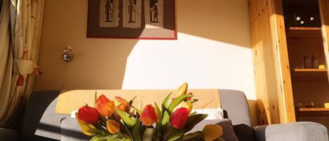 Blume, Eigentum, Möbel, Tabelle, Pflanze, Komfort, Gebäude, Orange, Interior Design, Vase