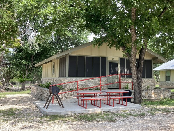 Cabin 16- patio, BBQ grill, picnic table, screened in porch