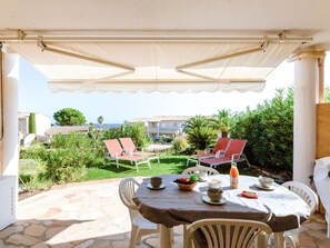 Table, Plant, Furniture, Property, Chair, Shade, Outdoor Furniture, Interior Design, Houseplant, Flowerpot