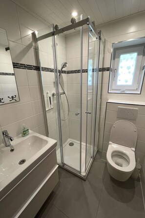 Plumbing Fixture, Building, Shower Head, Bathtub, Bathroom, Shower, Shower Door, Tap, Lighting