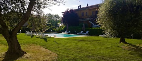 Cielo, Costruzione, Nube, Pianta, Giorno, Natura, Albero, Paesaggio Naturale, Ramo, Luce Del Sole