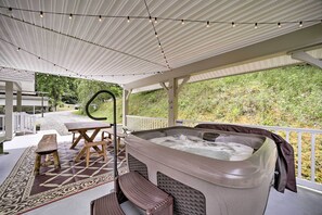 Covered Deck | Hot Tub