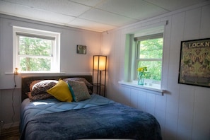 Bedroom, queen hybrid mattress. Double pillows and sheets.