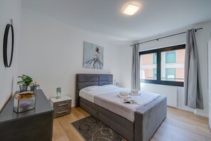 Hauptschlafzimmer mit großem Bett