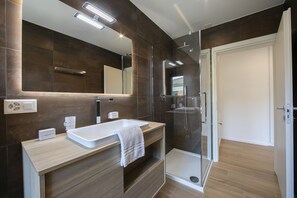 Comfortable shower cubicle