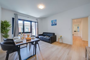 Lounge with double sofa bed
