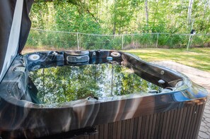 Under cover and secluded hot tub.