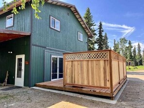 (5) entrance and privacy deck for grilling out