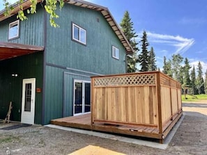 (5) entrance and privacy deck for grilling out