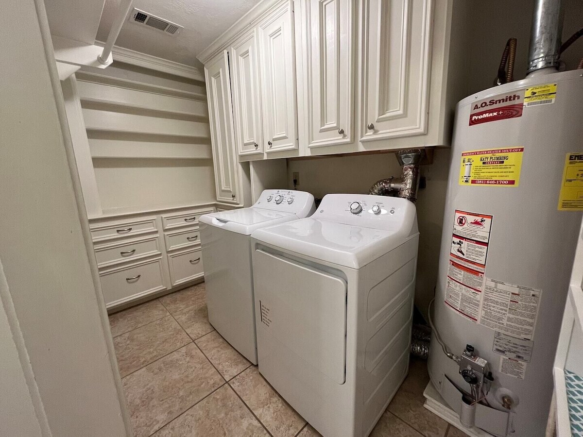 Beautiful remodeled historical house – guest suite B – 1.2 mile to Katy Mills!
