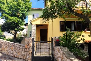 Außenseite Ferienhaus [Sommer]