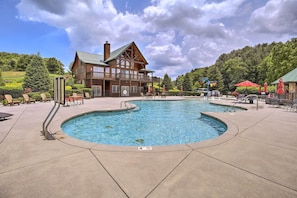 Community Amenities | Outdoor Pool