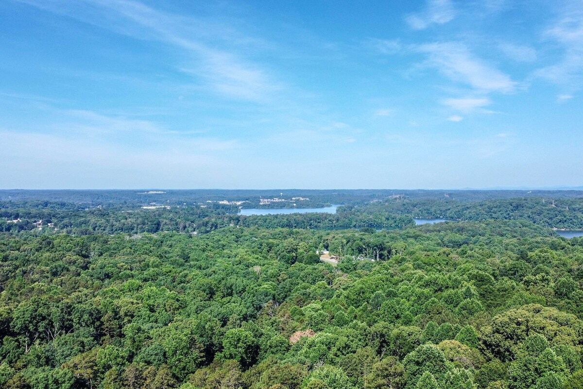Pet-Friendly Central Cottage: 2 Miles to Clemson!