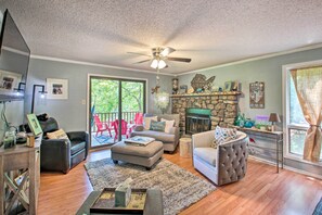 Living Room | Free WiFi | Smart TV | Fireplace