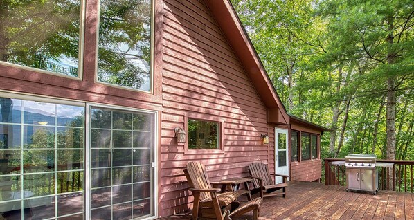 Grill out on the grand deck with family/friends and enjoy the sounds of nature