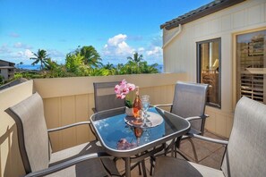 Manualoha 1005 Master Suite Lanai with Partial Ocean View
