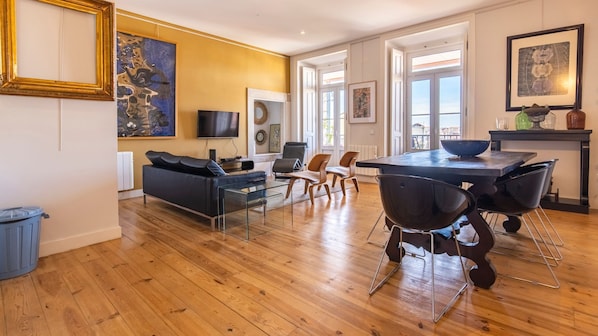A comfortable and spacious area, perfect for relaxing after a day exploring the city.
#relax #comfort #portugal #pt #lisbon