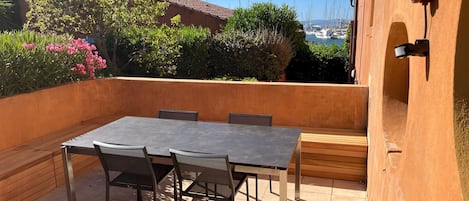 Terrasse avec vue sur le port 