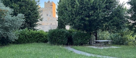 Vue sur le donjon médiéval de Beynac depuis la maison