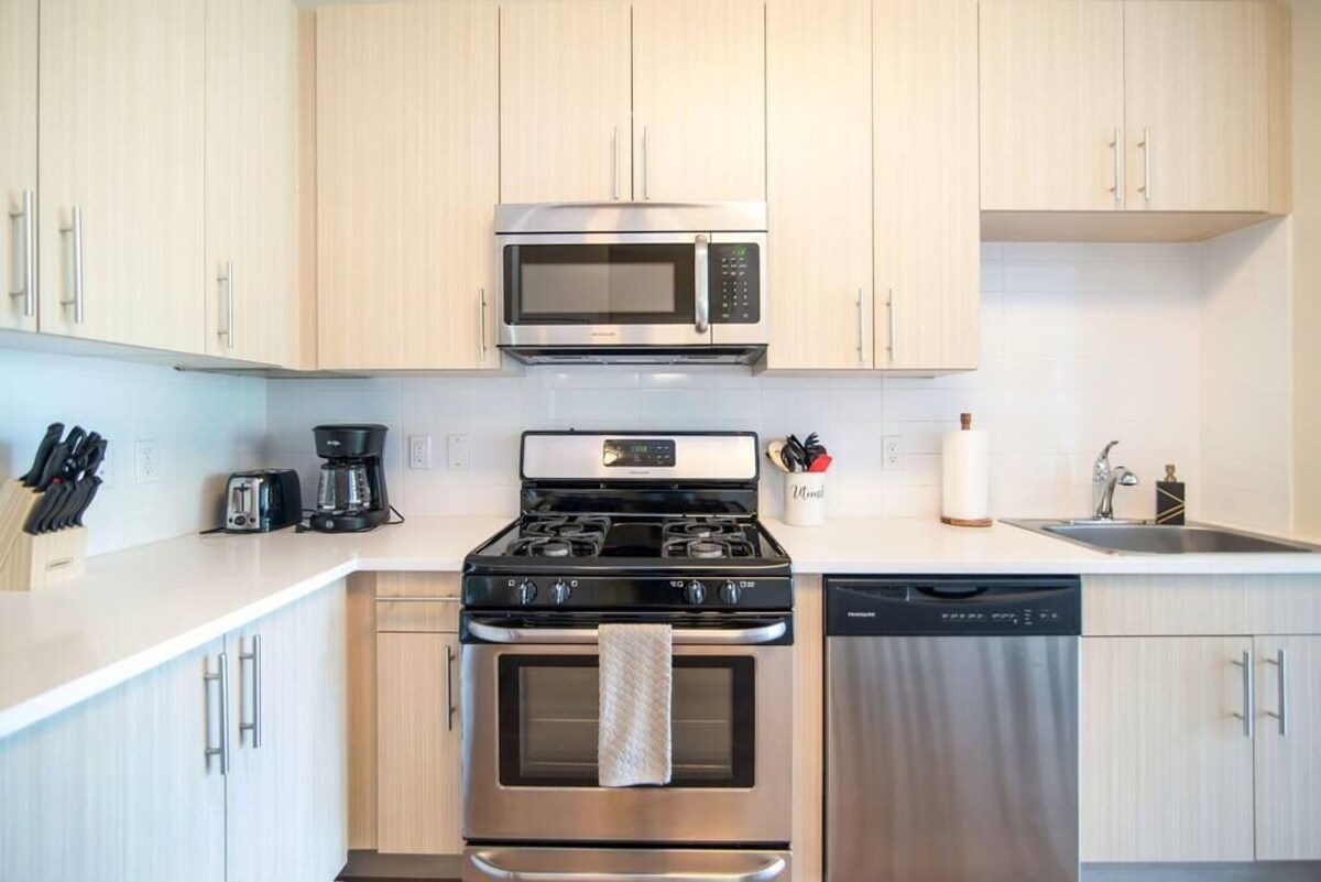Chic 1bd Apt + Rooftop & Gym – Downtown Stamford
