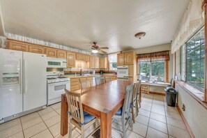 Dining Room | Free WiFi (200 Mbps)