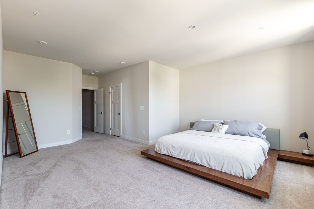 Lush, Charming Getaway Townhome Wine Country Virginia w/ private Garage