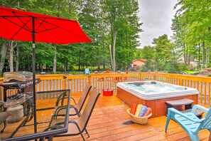 Deck & 5-Person Jacuzzi | 2 Exterior Security Cameras | Community Amenities