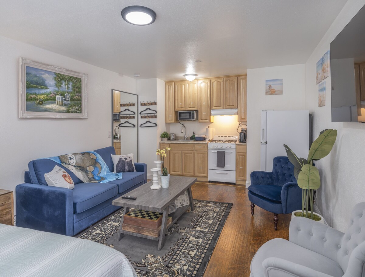 Otter’s Den – Walkable to Marina Beach & Close to Monterey and Aquarium!