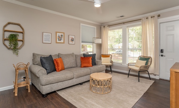 Enjoy your time at the Boho Bungalow in Port Royal-stream on the 55in Smart TV