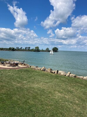 Typical boating scene in the back yard of Lakeside Retreat.