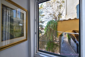 La fenêtre arrière donnant sur les rues caractéristiques