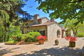 The Villa and the weel kept garden surrounding