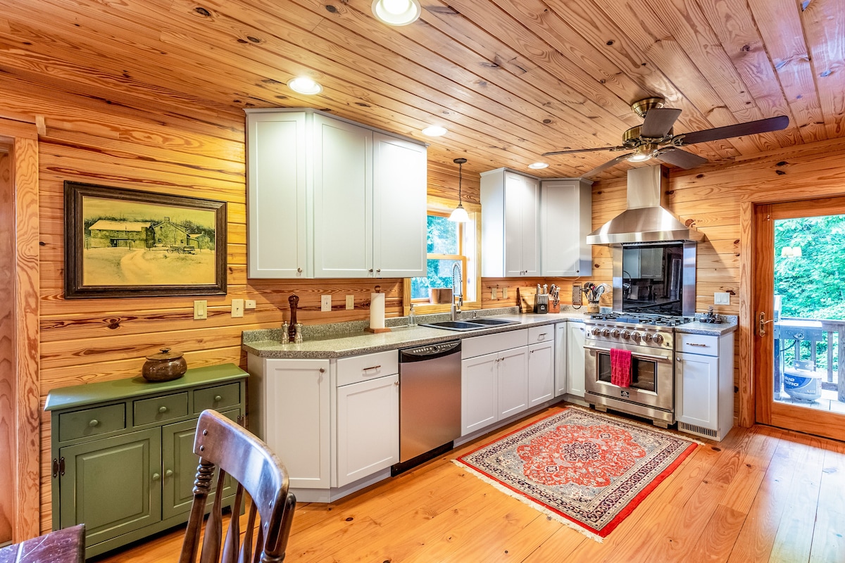 Hillside cabin with amazing mountain view, private hot tub & firepit