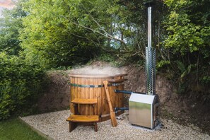 A hot tub at Red Deer Escape, Somerset