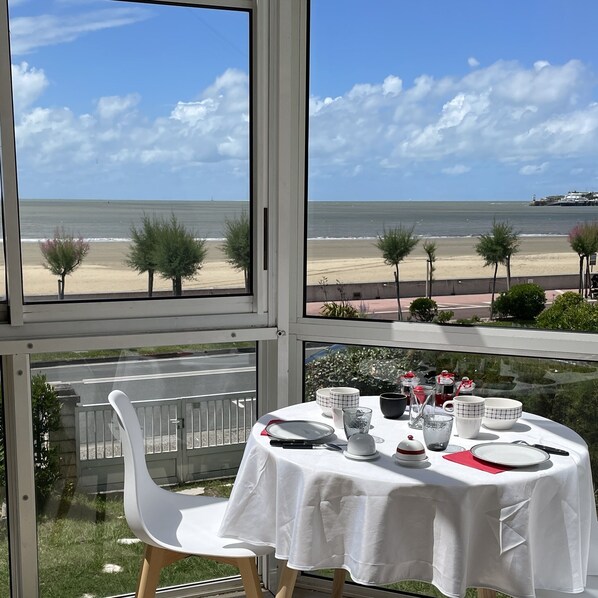 Petit déjeuner offert dans la véranda

