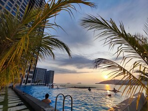 Infinity-pool